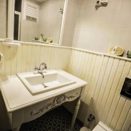 The White 2* ألاتشاتي